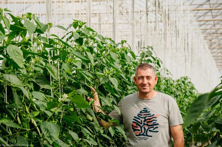 Un hombre parado en un jardínDescripción generada automáticamente