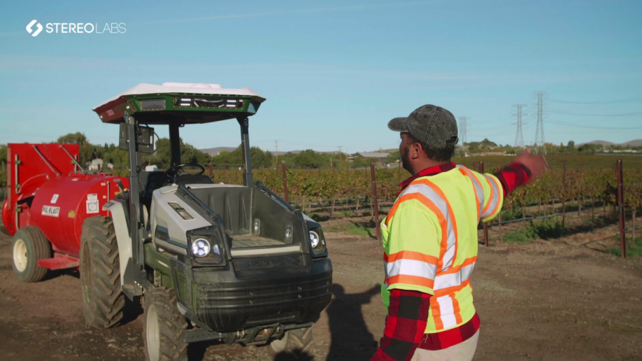 Human gesture recognition in front of an advanced autonomous tractor